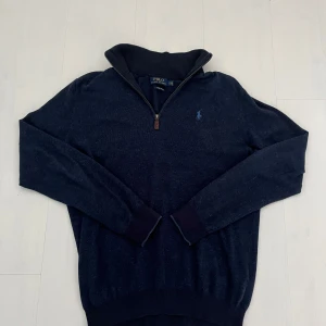 Mörkblå half zip tröja Polo Ralph Lauren - Mörkblå långärmad tröja från Polo Ralph Lauren i mjuk pima bomull. Storlek S men kan passa storlek M.