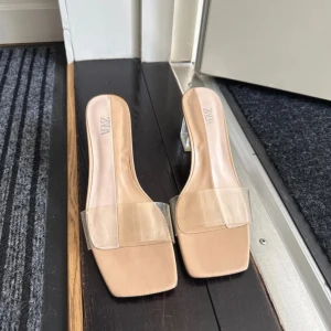 Klackar från zara - Lite små skador vid framtån som syns på sista bilderna men inget som är märkvärdigt när man bär klacken