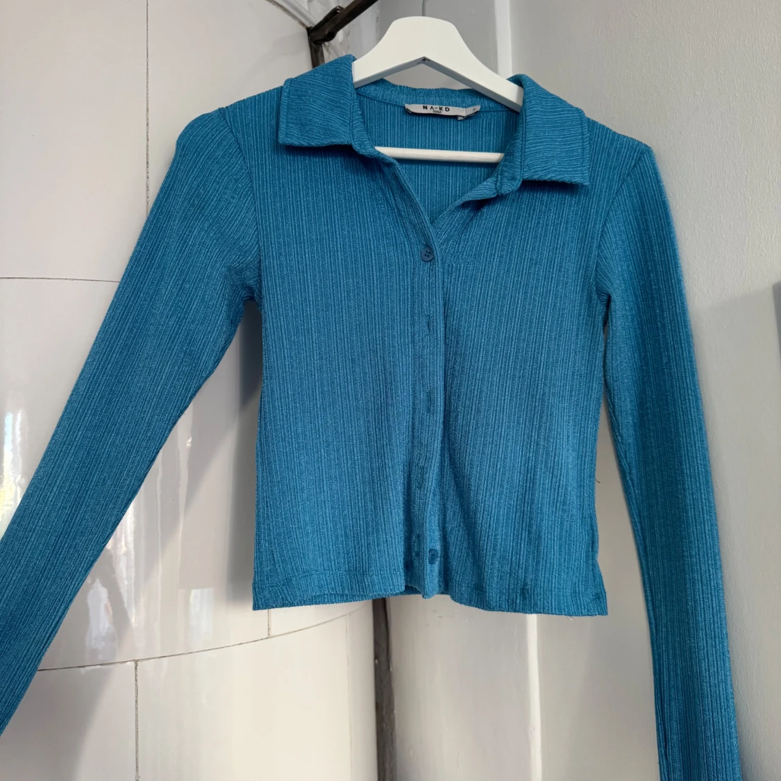 Blå ribbad skjorta från NA-KD - 2