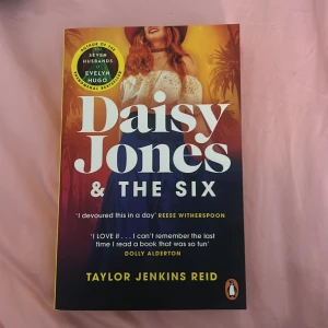 Daisy Jones & The Six - En hyllad roman om Daisy Jones & The Six, ett band som definierade en era. Perfekt för dig som gillar musik, drama och starka karaktärer. Boken är lättläst och har fått lovord av både Reese Witherspoon och Dolly Alderton. Inspirerande och underhållande läsning för unga vuxna.