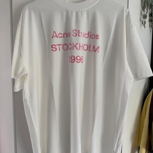 Acne T-Shirt - Acne Studios T-Shirt, helt ny aldrig använt. Säljer för den är för stor, fick den som present. Skriv vid frågor!