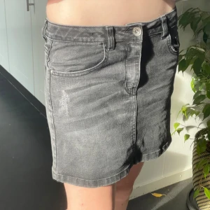 Jeans kjol - Säljer en svart jeans kjol i storlek 158. Passar också xs/xxs. Midjemått: 33cm rakt över, längd på kjolen: 33cm💓