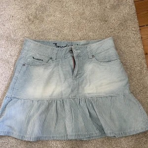 Randig kortkjol från Bondelid - Randig kjol i lite tjockare tyg, aldrig använd. Storlek s