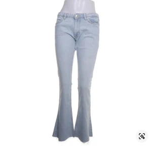 Ljusblå bootcut jeans - Ljusblå bootcut jeans från Zara💗Ganska använda men inga tydliga tecken på användning:) Hör gärna av er för fler frågor😊