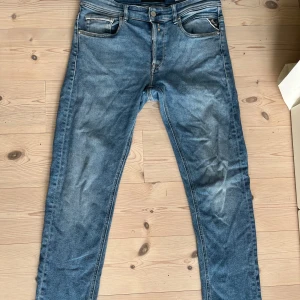Replay Grover straight fit jeans blå - Säljer ett par Replay Grover straight fit jeans i klassisk blå tvätt. Modellen är rak och en av Replays bästsäljande modeller. Använda fåtal gånger och inga defekter. Färgen heter Medium blue. Nypris 1500. Pris kan diskuteras vid snabb affär.