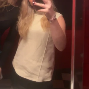 Vit ärmlös polotopp - Säljer denna fina topp från Zara. Köpt från en annan här på plock men har själv aldrig använt den. 