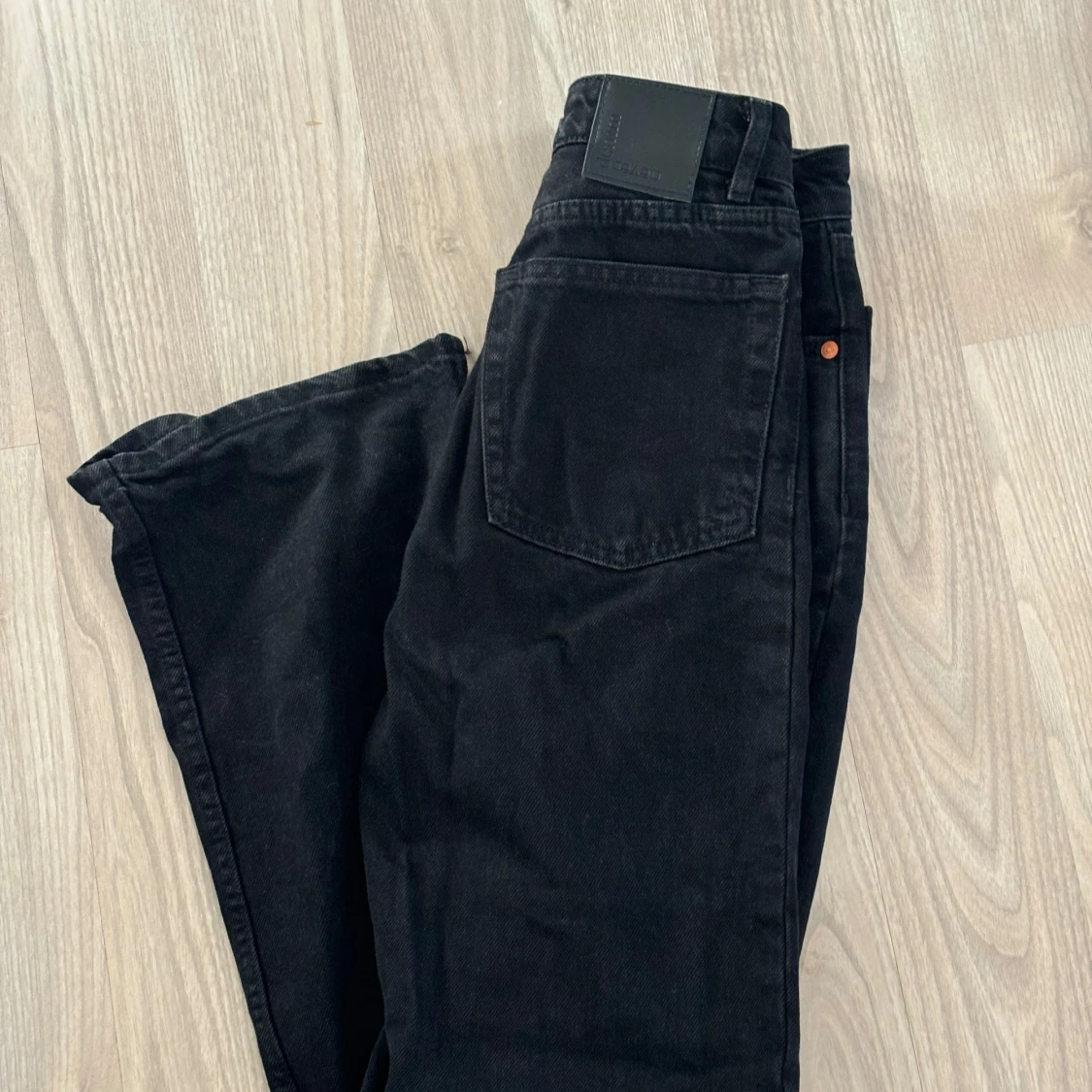 Svarta straight jeans med slits - 3
