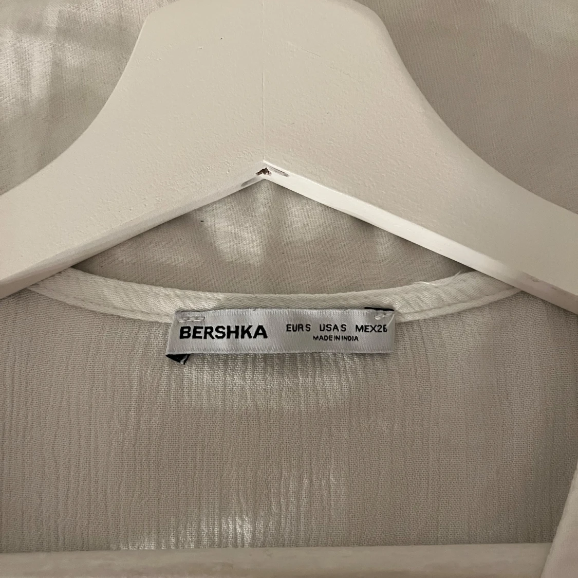 Vit blus med knyt från Bershka - 2