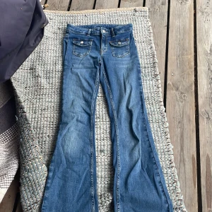 Blå bootcut jeans från Kappahl - Snygga blå jeans från Kappahl i storlek 152. Modellen är bootcut med klassiska fickor fram och bak. Knappast andvänt så i topp skick 