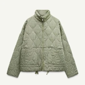 Zara quiltad jacka  - Populär slutsåld jacka ifrån Zara som är prefekt nu till hösten. Den kommer tyvärr inte till användning och där av i väldigt bra skick. Jackan är i storlek XL men passar mig som är 174cm och vanligtvis har M och ibland S i jackor. 