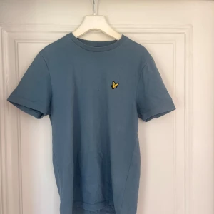 Lyle & Scott  - Normal i storlek. Använd max 10 ggr! 