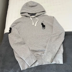 Ralph Lauren Big Pony Hoodie - Säljer denna Big Pony hoodie från Ralph Lauren. Hoodien är i fint skick och är i storlek M.