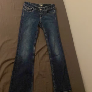 Blå bootcut jeans från Gina Tricot - Snygga blå jeans från Gina Tricot i storlek 164. Vi får prata om pris❣️.Modellen har bootcut-ben, klassiska fickor fram och bak med lock och knapp, samt kontrastsömmar. Jeansen är i denim med lätt slitning för en cool look. Orginal pris var cr 300. Frakt 59 kr 