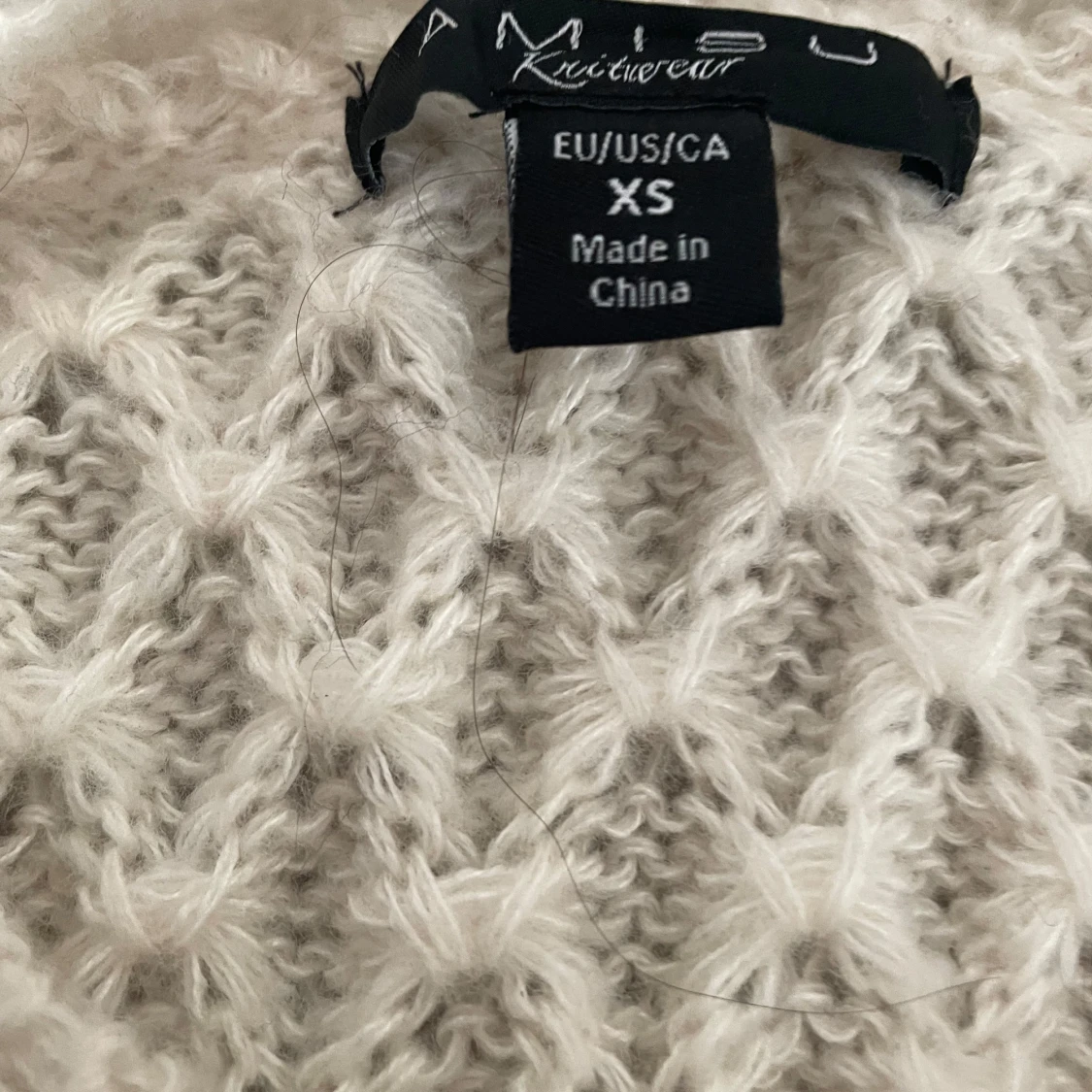 Vit stickad tröja med svarta ränder Amisu - 1