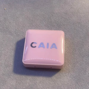 CAIA Glow Blush Wild Strawberry - Säljer CAIA Glow Blush i färgen Wild Strawberry. Rougen kommer i en snygg ljusrosa kompakt dosa med spegel och har en varm, bärig rosa ton med glow-effekt. Säljer den så jag inte använder den. Perfekt för att ge kinderna en fräsch och naturlig färg. Dosan är i plast och har CAIA-logga på locket. Förpackningen är sliten då jag har haft den i typ 2 år men den bara legat i en låda och skräpat. Pris kan diskuteras💞