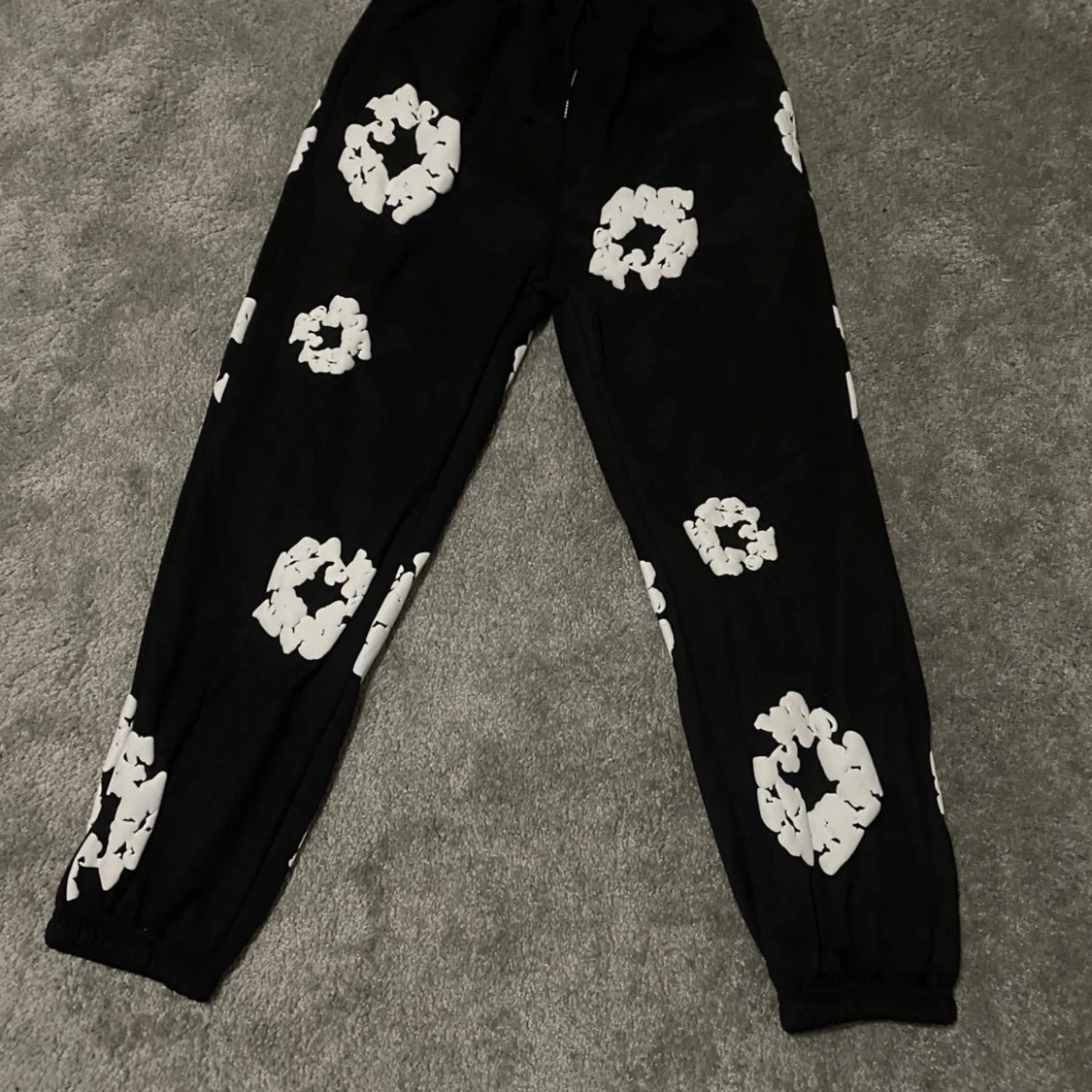 Svarta Denim Tears mjukisbyxor med tryck - 1