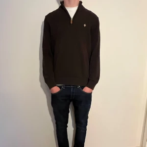 Morris halv-zip - Mörkbrun Morris halv-zip i bomull, storlek M. Den är köpt på jonells och har kvitto. Kan gå ner i pris vid snabb affär.