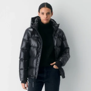 Svart pufferjacka från Aritzia - Säljer min aritzia puffer jacka ”the super puffer” pga köpt en annan vinterjacka. Använd förra vintern och inga defekter. Nypris 3200kr + tull. 