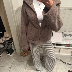 Teddy jacka - Brun Teddy jacka. Superskön och perfekt till hösten!! Använder inte längre så därför jag säljer. Om fler bilder kontakta!