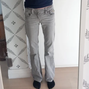  Bootcut jeans Gina tricot - Säljer lowaisted, grå bootcutjeans från Gina tricot strl 146, använda men mycket bra skick