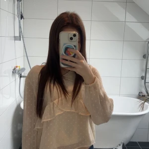 Beige prickig blus med volang - Söt beige blus som användts fåtal gånger!