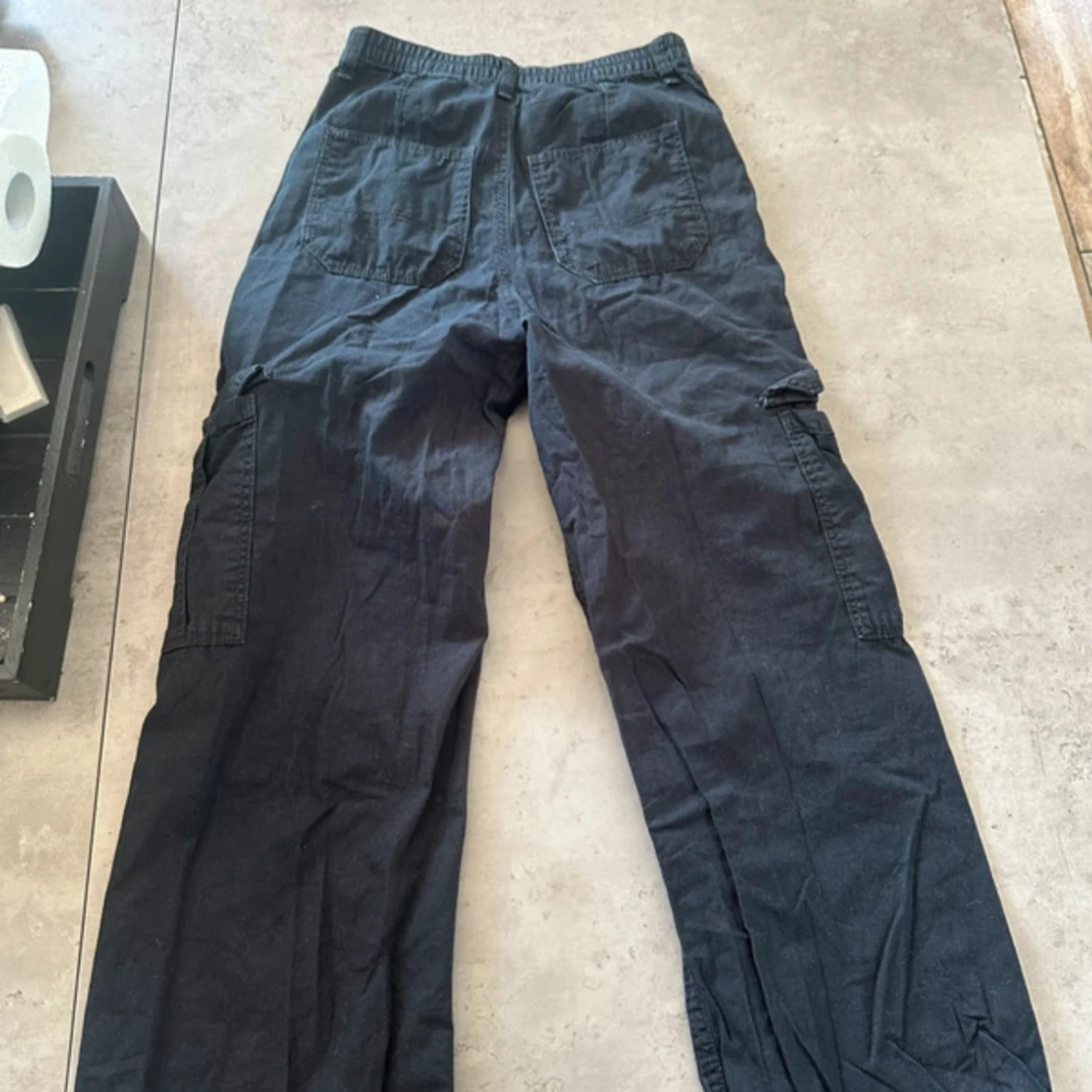 Svarta cargobyxor från H&M - 1