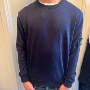 Mörkblå Stone Island sweatshirt - Tja, säljer min Stone Island sweatshirt i storlek M. Är 186cm lång och väger 70kg. Tröjan är i mycket bra skick, passformen är riktigt bra och detsamma när det gäller materialet. Priset går att diskutera vid snabb affär. Om ni har några frågor är det bara att höra av er, Loke