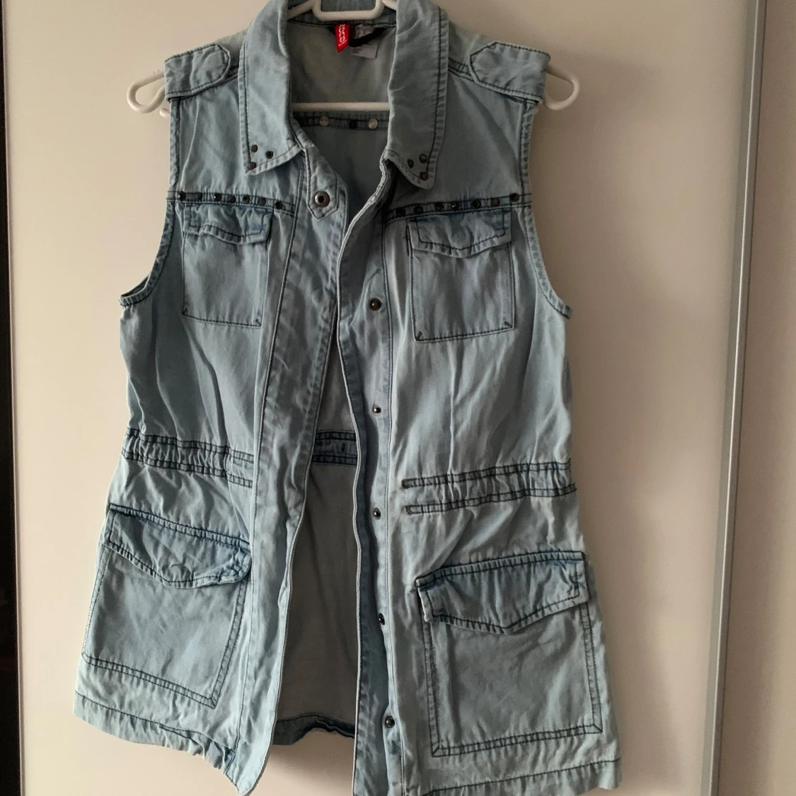 Ljusblå jeansväst med fickor från H&M - 1
