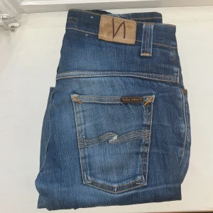 Nudie Jeans W30 L34 - Nudie jeans W32 L36 men sitter som W30 L34. De är lagade på knäna och skrevet (se bild 2) annars mycket bra skick! 🤗 || modell: think finn, pris går att diskutera vid snabbt köp! 🙌