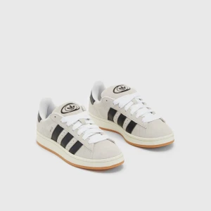 Adidas Campus sneakers i mocka - Intressekoll på mina campus då jag tröttnat och inte använder dom längre. Passar till de mesta jätte sköna i stl 38 kan även skicka egna bilder om man skulle vilja de. Inga märken eller så på dom heller🩷pris kan diskuteras vid snabb affär 