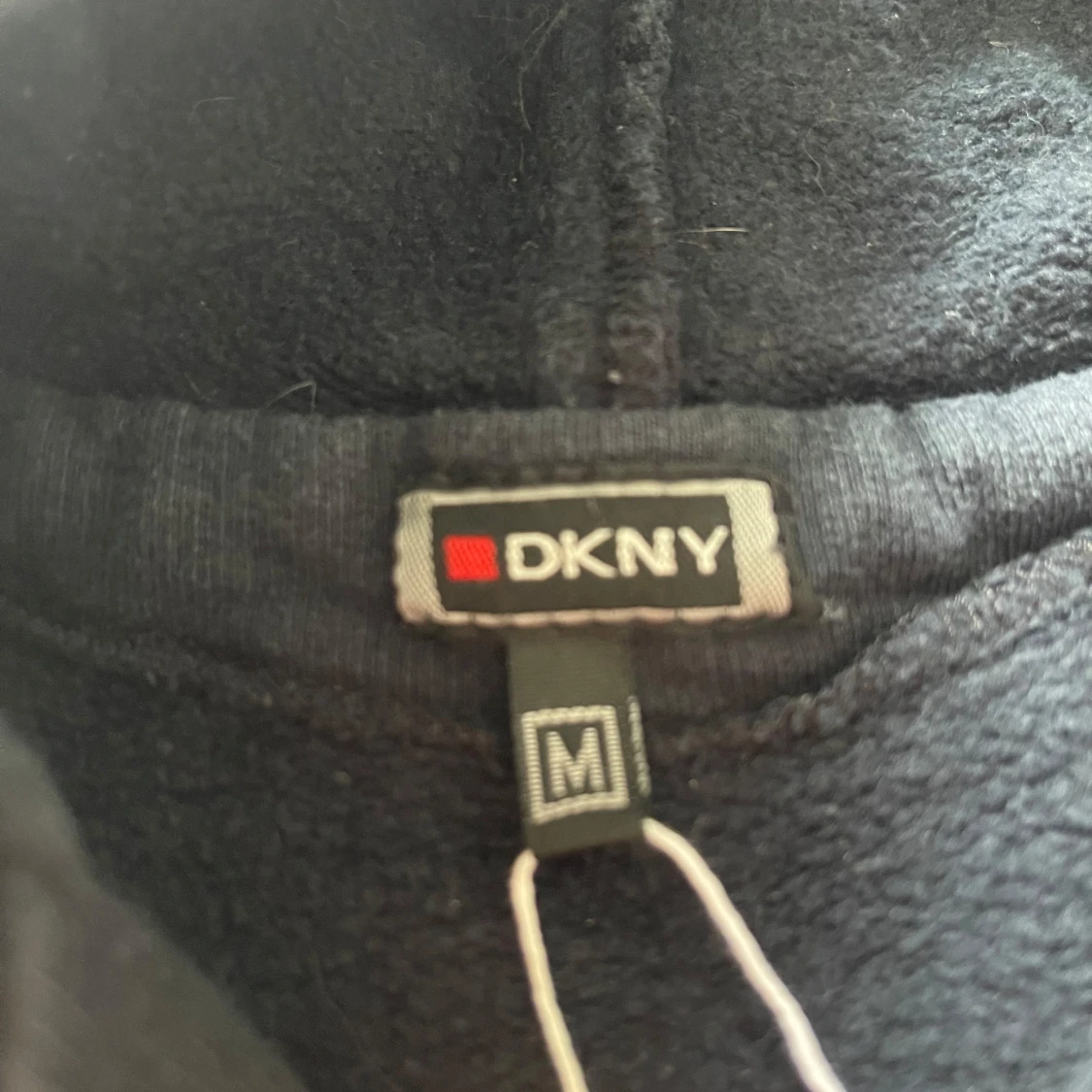 Svart hoodie med dragkedja från DKNY - 2