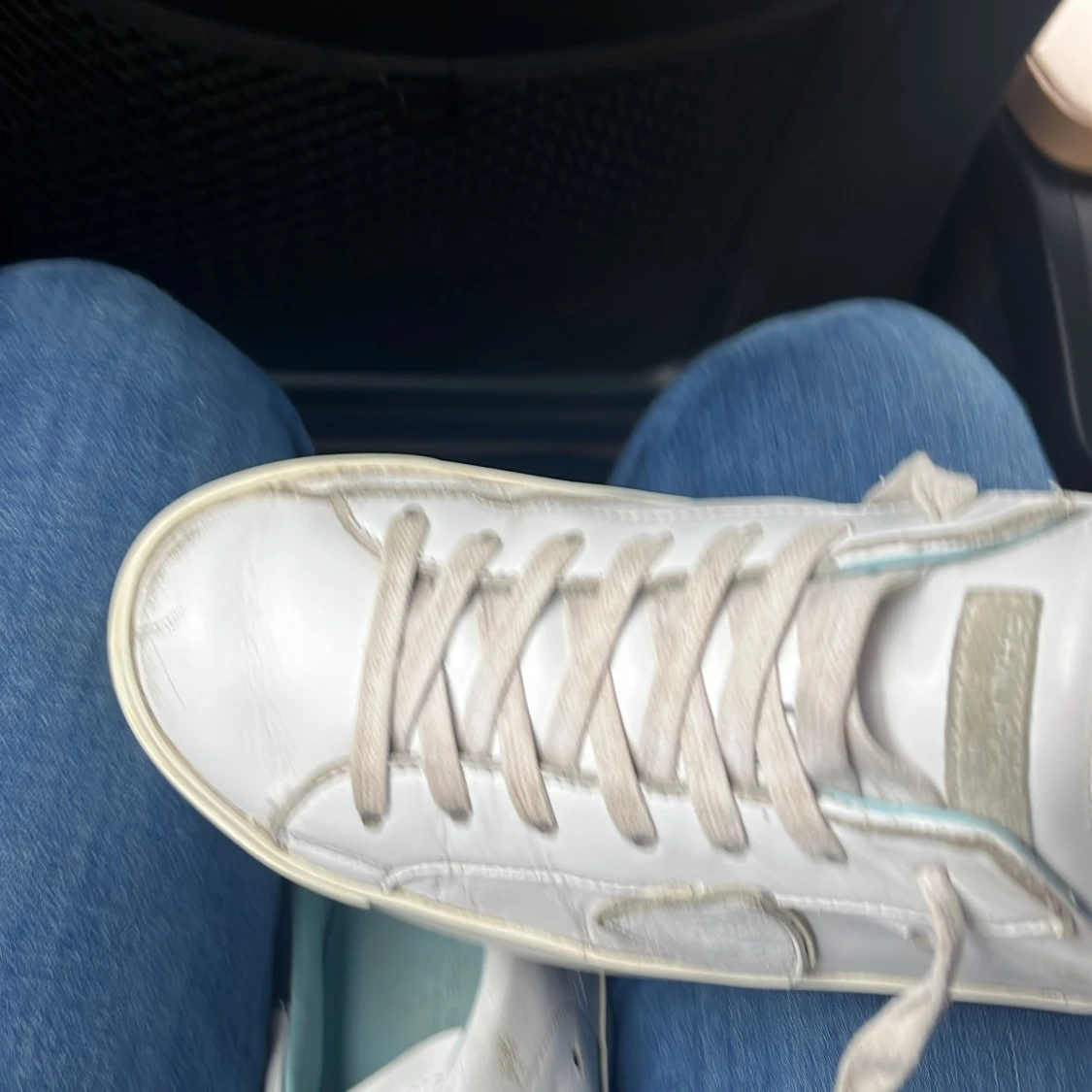 Vita sneakers i skinn med silverdetalj - 2