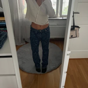 Coola mönstrade Weekday jeans - Säljer dessa coola mönstrade jeans från Weekday som är i storlek 27, skit unika!