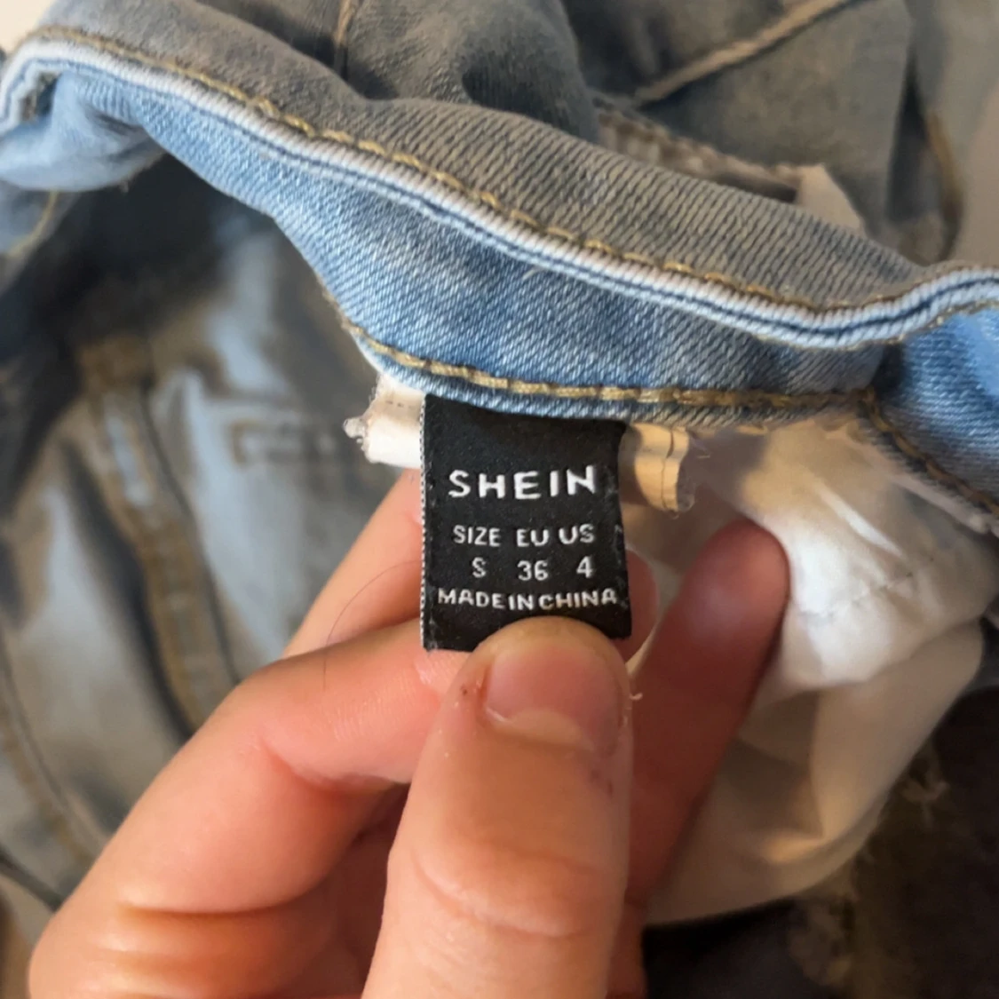 Ljusa slitna jeansshorts från SHEIN - 2