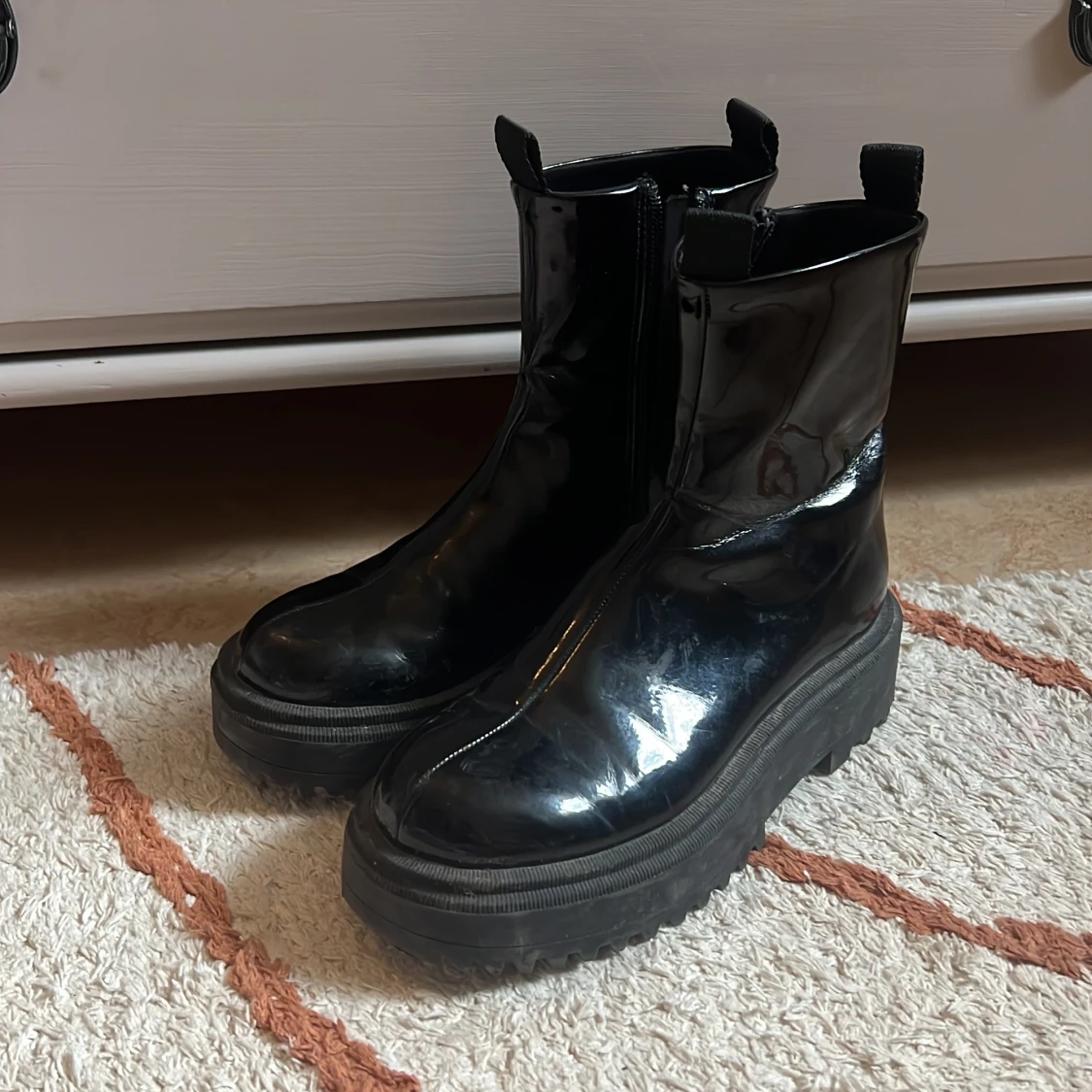 Svarta chunky boots med dragkedja