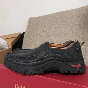 Svarta loafers med grov sula - Svarta loafers från MRX i skinn med robust, mönstrad sula för extra grepp. Skorna har dekorativa sömmar och detaljer längs sidorna samt dragflik bak. Insidan är ljusbrun och skon har en klassisk, rund tå. Perfekta för dig som vill ha en stilren men tålig sko.