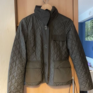 Quiltad jacka från MaxMara Weekend - Jätteeefin weekend maxmara höstjacka. Har använt någon gång men fortfarande i väldigt bra skick.  3 fickor,  både dragkedja och knappar.  En slits i ryggen och även dragkedjor på ärmarna om man skulle vilja ha en slits där också.  Jättefin och perfekt till hösten 🍂💕 ( djur och rökfritt)  finns även extra knappar om det skulle behövas.