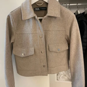 Beige jacka från zara💞 - Snygg beige jacka från zara i super skick då den bara används cirka 5 gånger🤗 