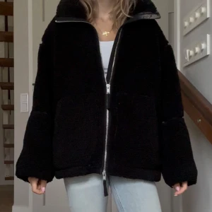 Svart populär teddyjacka från h&m - Jätte snygg svart teddyjacka från hm, väldigt trendig och finns inte kvar. Storlek M, lite smink på kragen men det kan man säkert ta bort enkelt! Postar dagen efter eller samma dag man köper💞💞