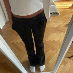 Svarta kostymbyxor - Säljer ett par svarta kostymbyxor med bootcut-modell och låg midja. Jag är ca 170 cm!