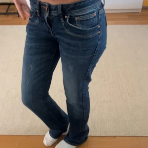 Mörkblå jeans från LTB - Säljer ett par mörkblå jeans från LTB med klassisk femficksdesign och snygga detaljer på bakfickorna. Jeansen är lite stretch för extra komfort . Fråga om mått!