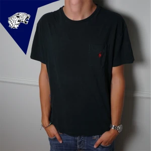 RALPH LAUREN T-shirt  - Riktigt snygg T-shirt från Ralph Lauren | Skick: 8.5/10 | Strl: M | Modellen är 182 | Hör av dig om du undrar någonting!