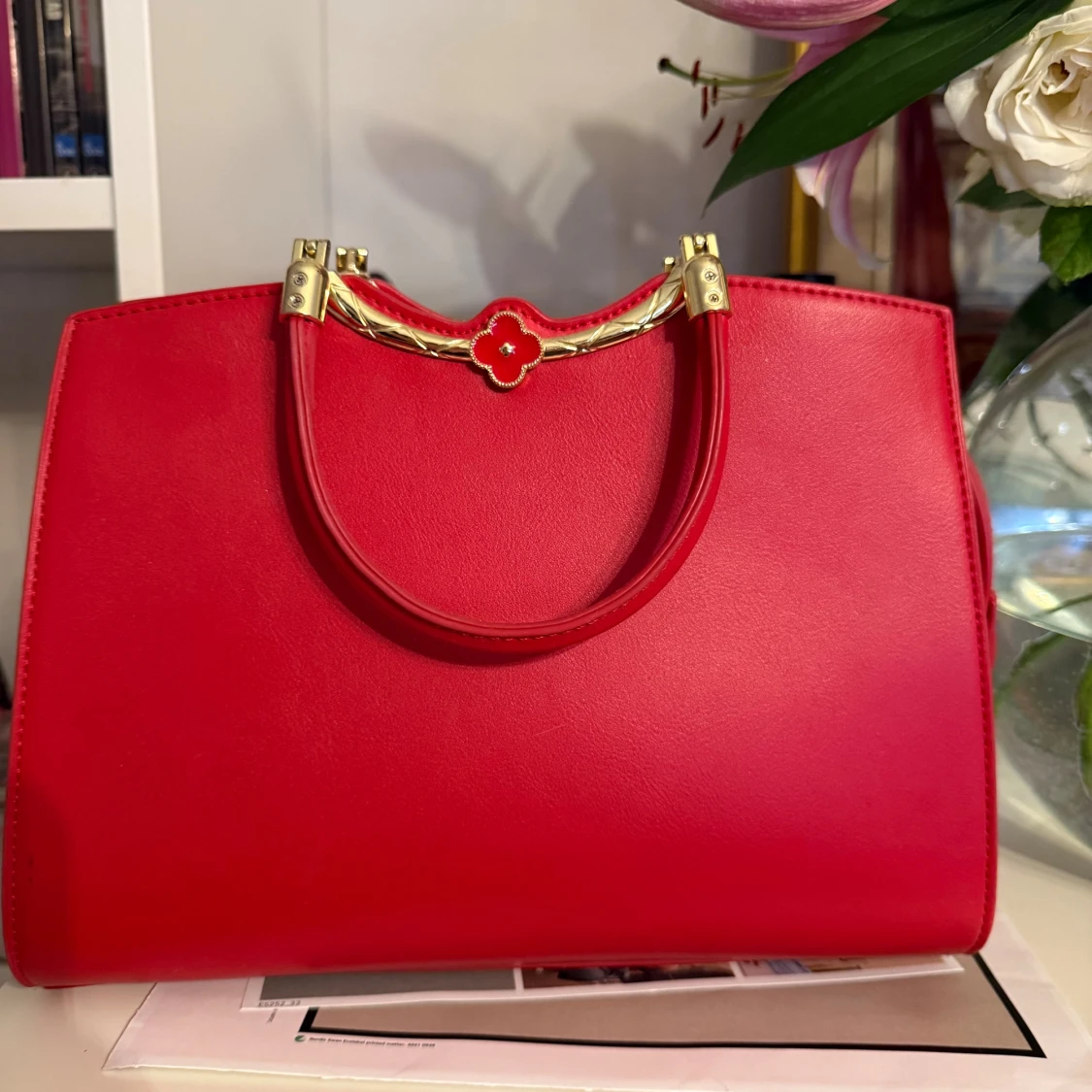 Röd handväska med gulddetaljer - 1