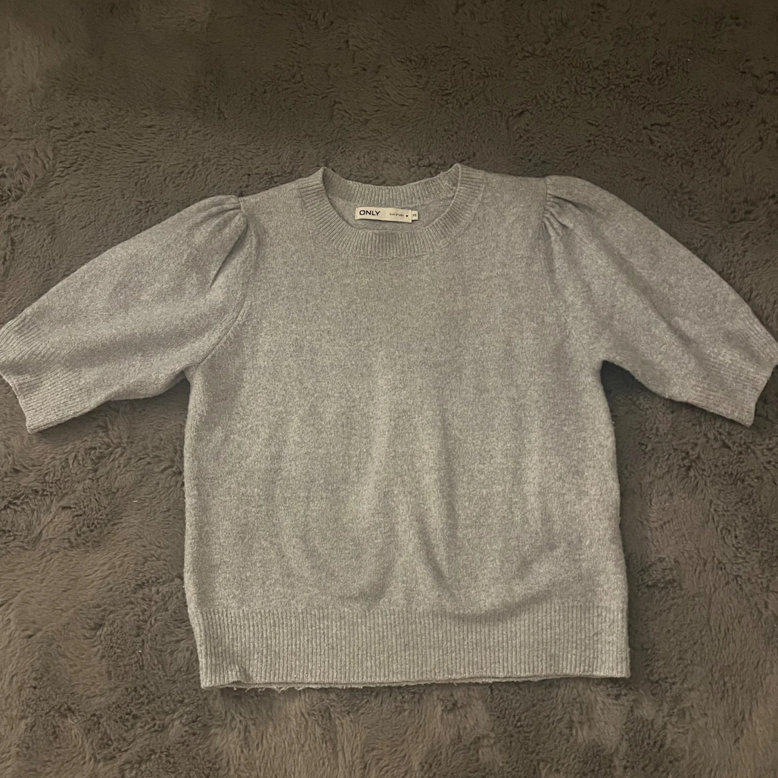 Grå stickad topp från ONLY