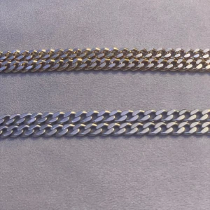 Kedjehalsband i guld och silver - Två chunky kedjehalsband, ett i glänsande guld och ett i blankt silver. Båda har platta, breda länkar. Det guldiga är större än det silvriga. Prefekt att blinga upp hösten💞  säljer båda för 300kr eller var för sig för 200kr men pris kan diskuteras💞