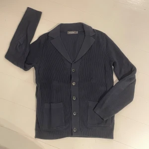 Cardigan med knappar - navy  - Mörkblå cardigan från dressman - mycket fint skick, endast använd ett fåtal gånger - stl S - jag är 177 och tycker den sitter sjukt bra (bild 4) - hör av er vid frågor! Nypris: 899kr 