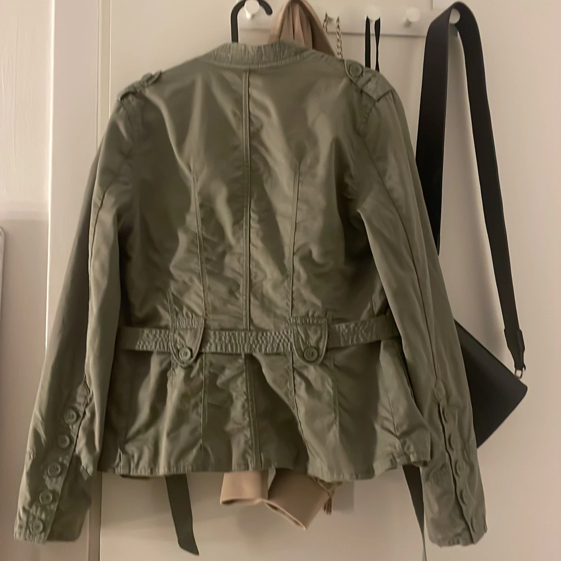 Grön höstjacka med knappar och bälte - 1