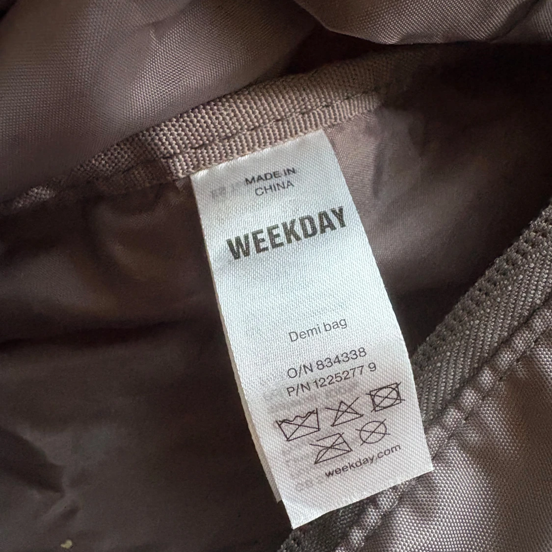 Grå Weekday axelväska med snörning - 3