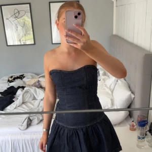 Mörkblå jeansklänning från Gina - Supersnygg mörkblå jeansklänning från Gina tricot! Helt oanvänd med prislapp på. Nypris 499kr.