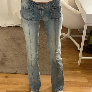 Ljusblå bootcut jeans med stora fickor - Snygga ljusblå jeans med bootcut-snitt och markerade sömmar längs benen. Byxorna har stora fickor framtill och bakfickor med lock och knapp. Storlek 36- extra tall 💓